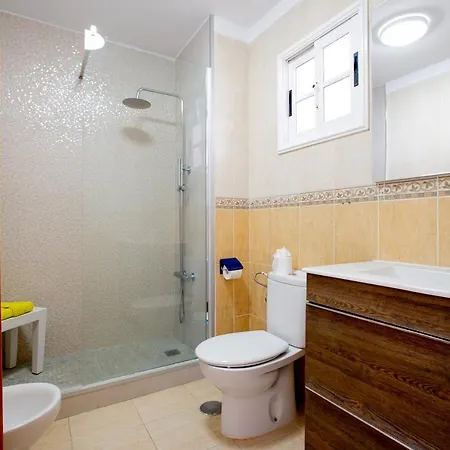 Daire The Heights, Cristianos