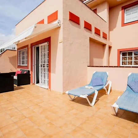The Heights, Cristianos